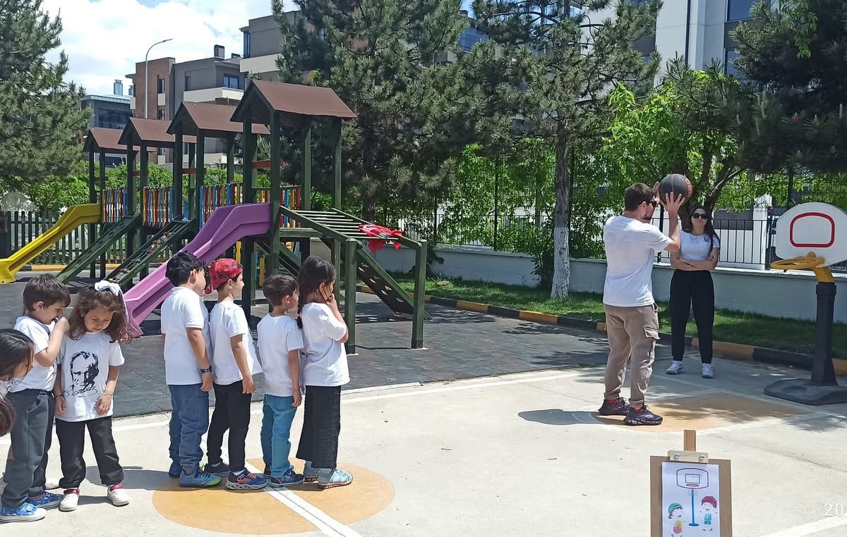 GSB_Eskisehir's tweet photo. 🌟 Gençlik Haftası Etkinliklerimiz Minik Sporcularla Şenlendi🎉👧👦

📍 Batıkent Cemal Ererdi Anaokulu’nda minikler için eğlence dolu bir gün geçirdik!
🏹 Mini okçuluk,Mini masa tenisi,Mini voleybol,Mini basketbol,Mini golf atölyeleriyle hem eğlendik hem sporla buluştuk. https://t.co/gc2GhRjE5g