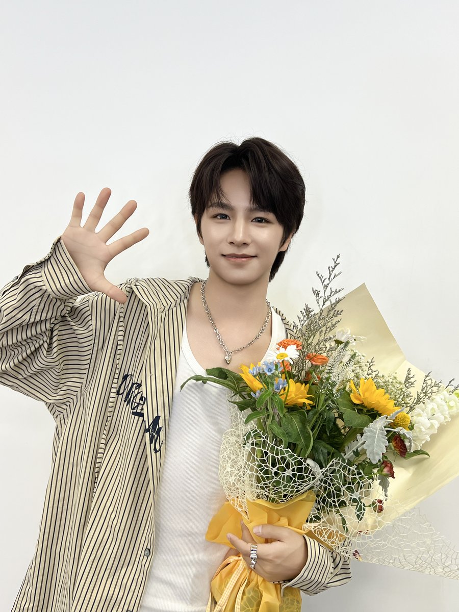 LEV_Official_'s tweet photo. 첫 플라워 클래스 체험 완료✅
See you next time~🌻

#LEV #레비 #レビ
#WANGZIHAO #왕즈하오 #王子浩 #ズハオ https://t.co/CzawOd6PQL