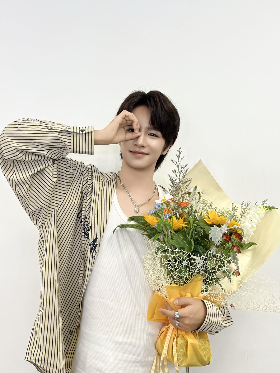 첫 플라워 클래스 체험 완료✅
See you next time~🌻

#LEV #레비 #レビ
#WANGZIHAO #왕즈하오 #王子浩 #ズハオ