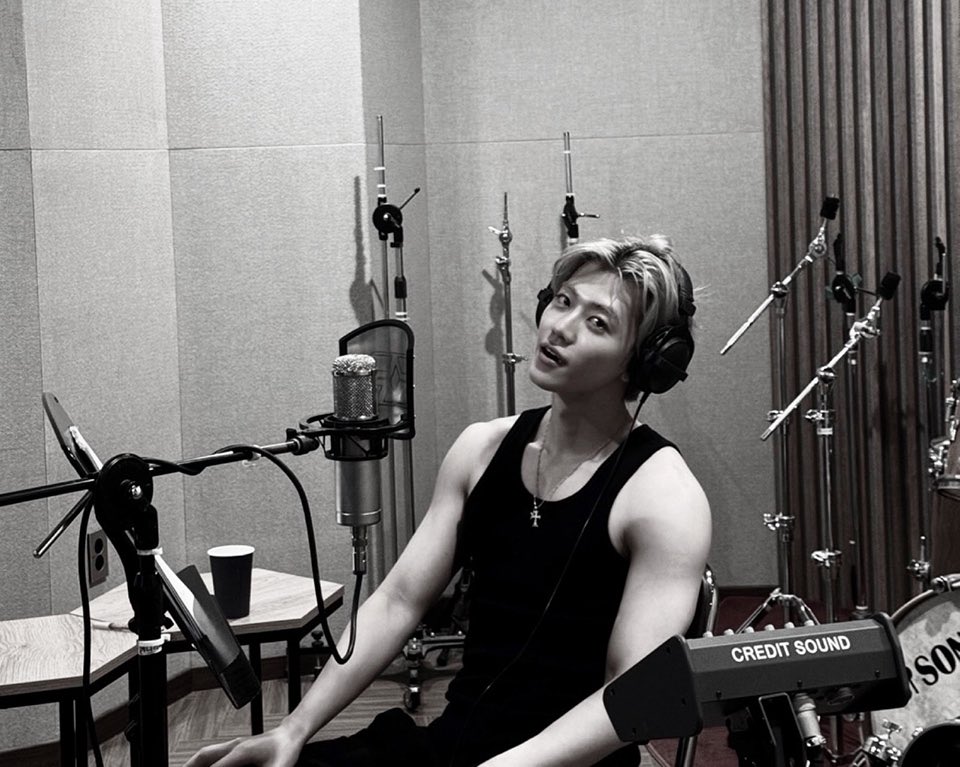 8chocoball6's tweet photo. #잼동 #잼짝동
동역이 작업실 놀러간 쟈민이 보고싶음
걍 녹음실 들어가보래서 들어가고, 헤드셋 껴보래서 헤드셋 꼈는데...쟈민이 생각하면서 썼다는 노래가 사랑노래면 어캄; 쟈민이는 동역이 친구 이상으로 생각해본 적 없으면 우뜩함ㅜㅜ
쟈민이 헤드셋 냅다 벗고 가방챙겨 나갔으면 좋겟다 https://t.co/B1xc1Vd3fP