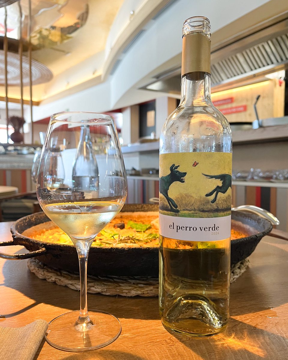 Disfrutando de El perro verde 2024 en el restaurante Maná 75. Un blanco muy versátil, perfecto para acompañar con arroces.