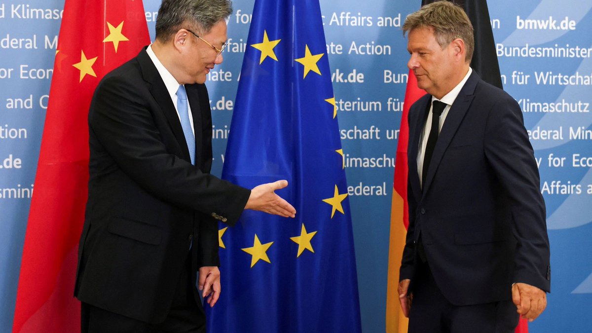 coinacademy_fr's tweet photo. 🚨 L’UE prévoit d’imposer une flat tax sur les petits colis commandés en ligne, selon le FT.

Bruxelles envisage 2 € de frais fixes sur des milliards de paquets, majoritairement en provenance de Chine. https://t.co/p2Xpgp2ZOJ