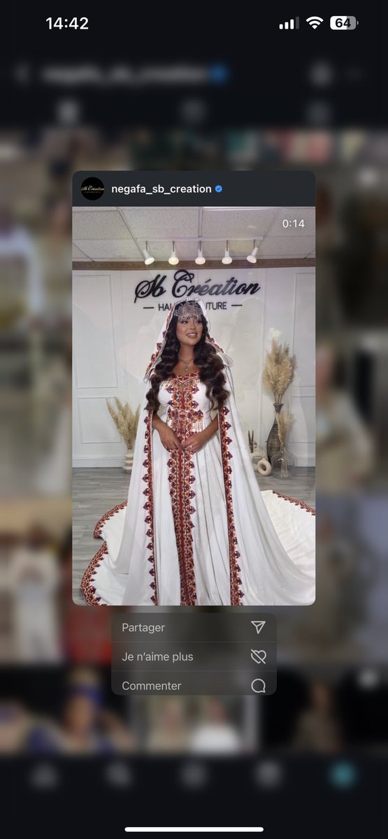 Salam Aleyckoum les filles, j’ai besoin de vos recommandations. Je cherche à acheter/ faire confectionner une robe kabyle comme celle sur la photo. Il me faut des manches en plus et qu’elle soit moins décolletée… Je cherche des boutiques qui pourraient la reproduire inshaa Allah