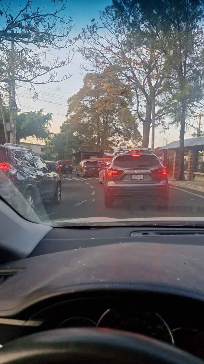 winermario2's tweet photo. Para la @muniguate  es importante la zona 18 y el Atlántico, la zona 6 no existe para ellos porque según miro están tapadas varias salidas de zona 6 a zona 1, es así señor alcalde @RQuinonezL Zona 6 y Zona 2 de San Ángel un caos total, nos taparon las salidas @amilcarmontejo https://t.co/t8G31LVtA7
