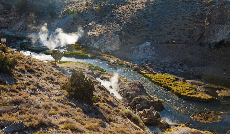 cahighsierra's tweet photo. These pools aren't for swimming, but they sure are cool to look at. In the Hot Creek Geological area, you'll see sky-blue bubbling pools that seem unreal. #hotpools #geysers #monolake #owensvalley #cahighsierra
ππΌ https://t.co/wmg102wsox https://t.co/QE6zDOpxTJ