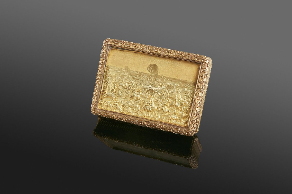 arts_musee's tweet photo. This presentation #snuffbox, created by the Alsatian goldsmith Jacques Frédéric Kirstein, was made shortly after the fall of the Empire, in 1818. Its subject is the defeat of #Napoleon’s army at #Waterloo. https://t.co/2UXzBXMG1M