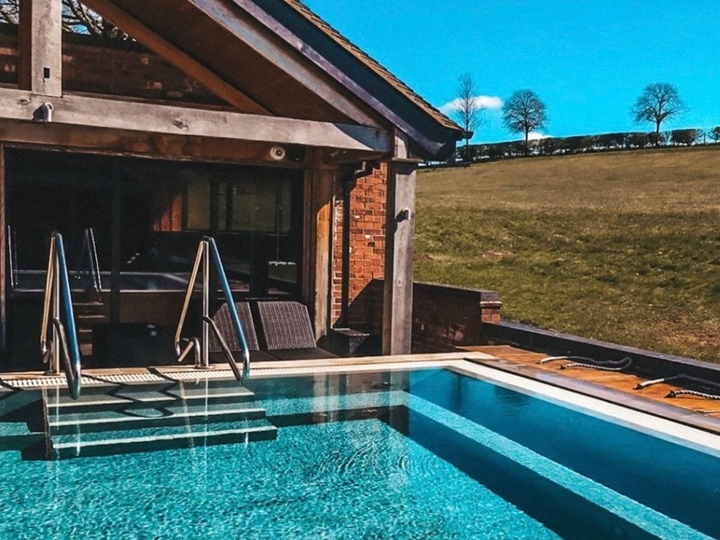 ☀️ <a href="/Harley__Young/">Harley Young</a> laps up the mid-spring sun from the vitality pool loungers at <a href="/ModdershallOaks/">Moddershall Oaks</a> ☀️ Read all about it 🗞 confidentials.com/liverpool/a-ca…
