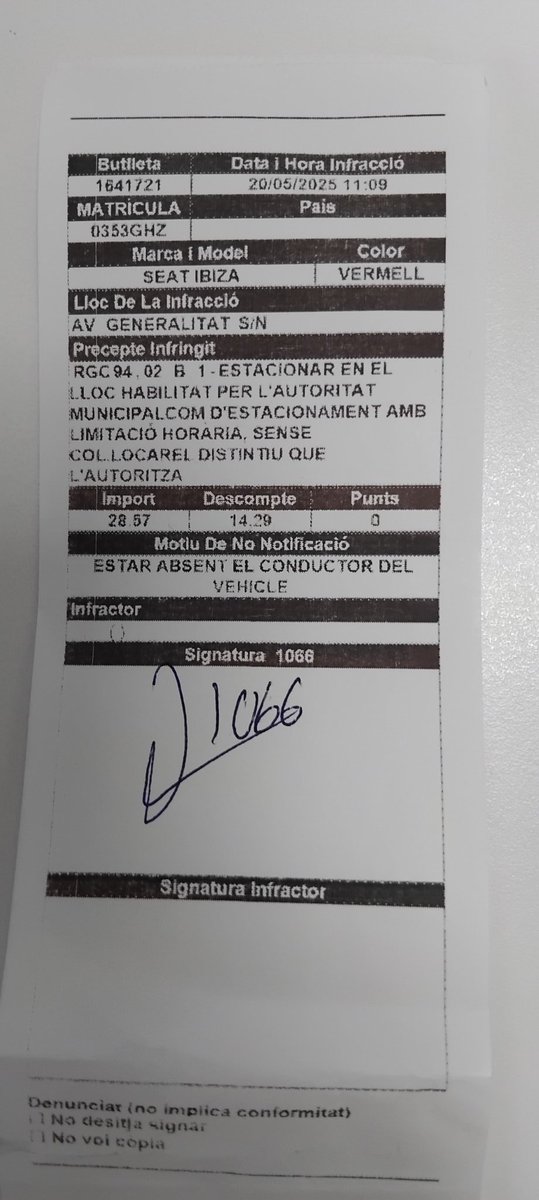 montcas73's tweet photo. Per si coneixeu aquest espavilat que m'ha deixat la seva multa avui al meu cotxe, li podeu dir que gairebé pico, però no, no he pagat la seva multa. 
Nova forma d'estafa a St.feliu de Codines? 
@AjSFCodines https://t.co/ww7TfJOJ25