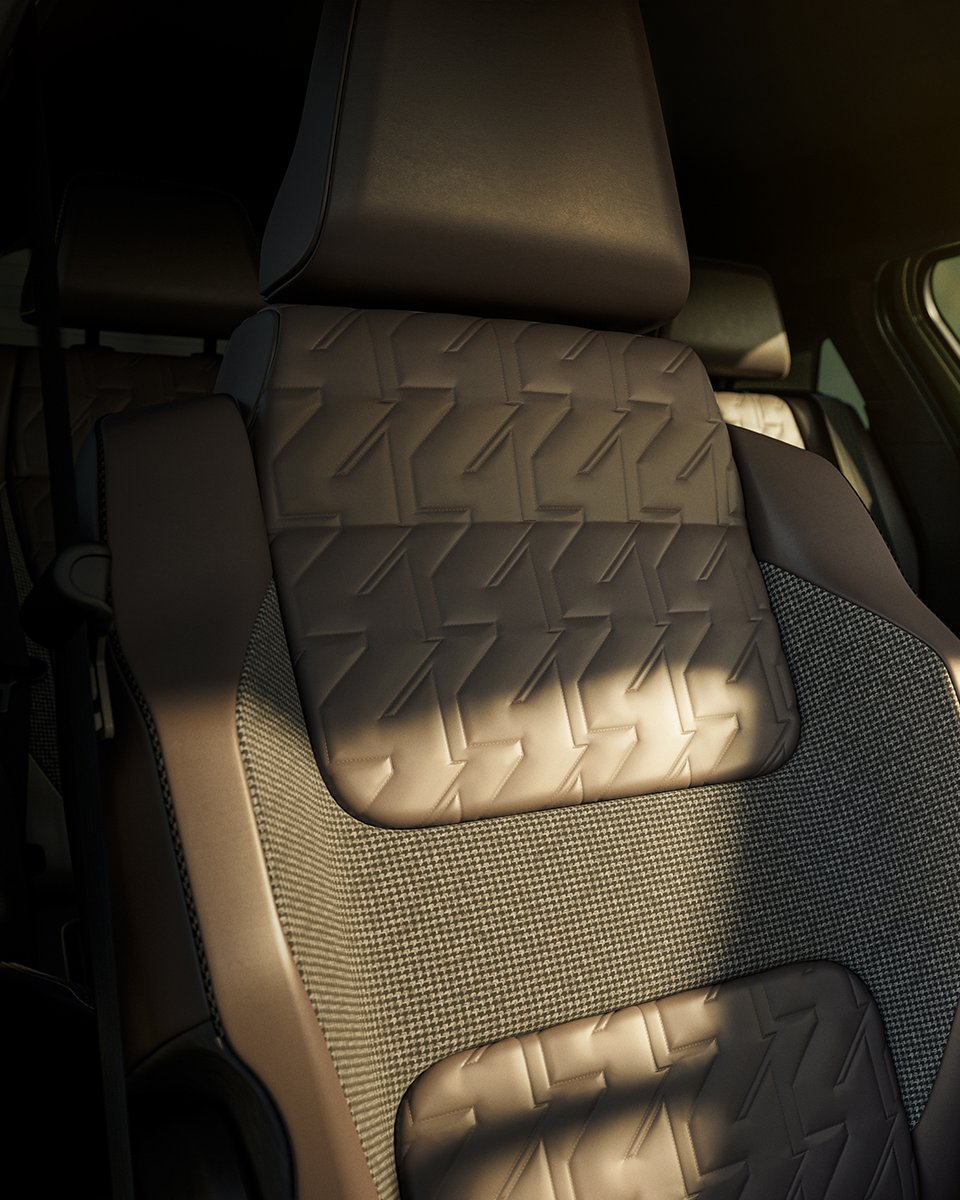 RenaultSI's tweet image. V notranjosti koncepta #Renault4 #Savane #4x4, 100 % električnega vozila, vladata eleganca in prefinjenost.
Oblazinjenje, armaturna plošča in notranjost vrat v bogato rjavi tkanini. "Houndstooth" vzorec na stranskih ploščah in motiv številke 4 na naslonjalih.