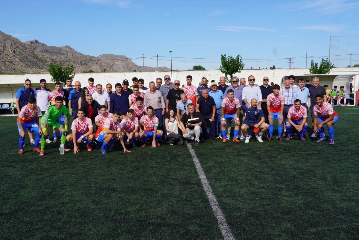 CFSantomera1's tweet photo. #Playoffs | 📜 El #CFSantomera rinde homenaje a sus leyendas y al doctor Ricardo Robles. 

🤗 El acto tuvo lugar el pasado sábado en el #SantomeraMolinense 

💻 Noticia completa aquí 
ℹ️ https://t.co/4kAfkJGm3T https://t.co/dAhZ5MEMVH