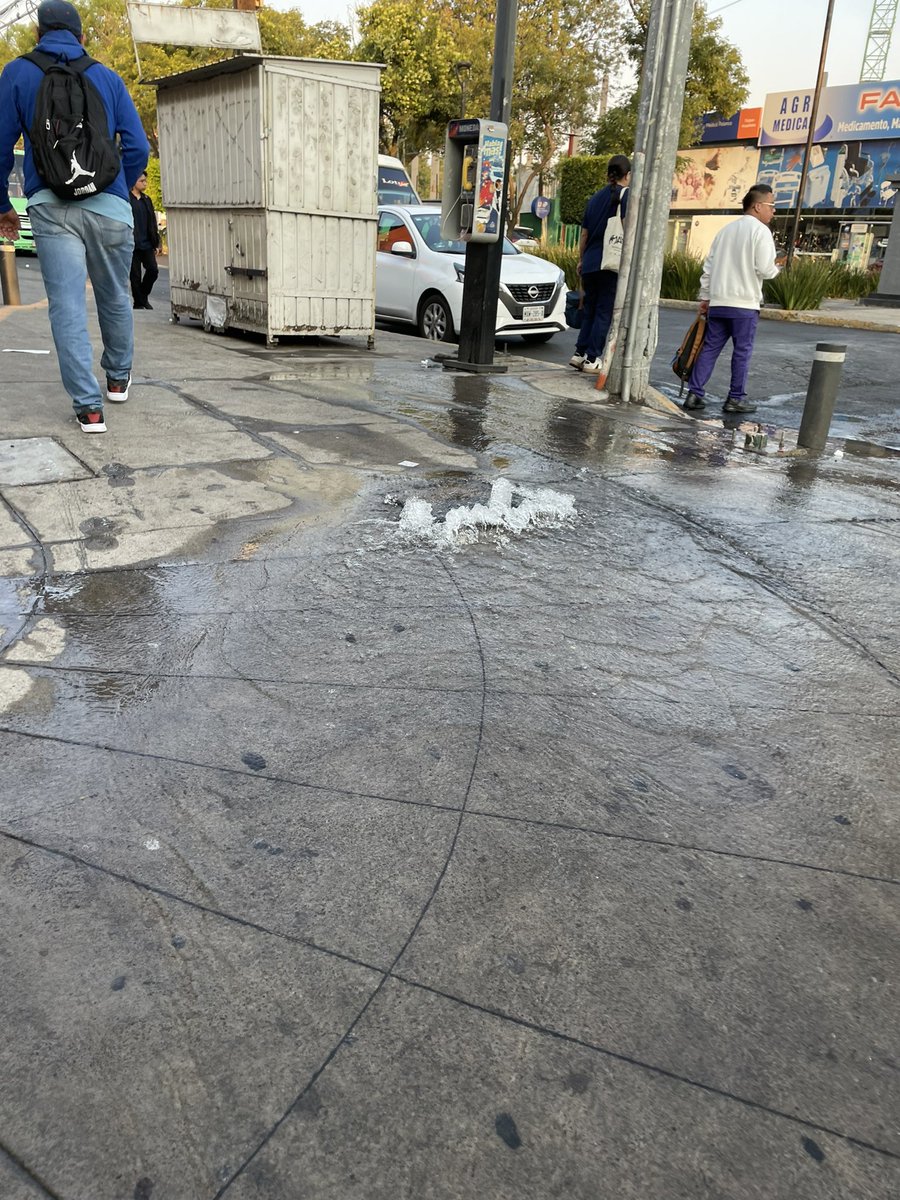 IrannBra's tweet photo. Calzada de Tlalpan y esquina Fray Pedro de Gante, afuera del seven 
@TlalpanAl @TlalpanVecinos @telediario @foro @conagua_mx @SEGIAGUA https://t.co/KjYgTDmATE