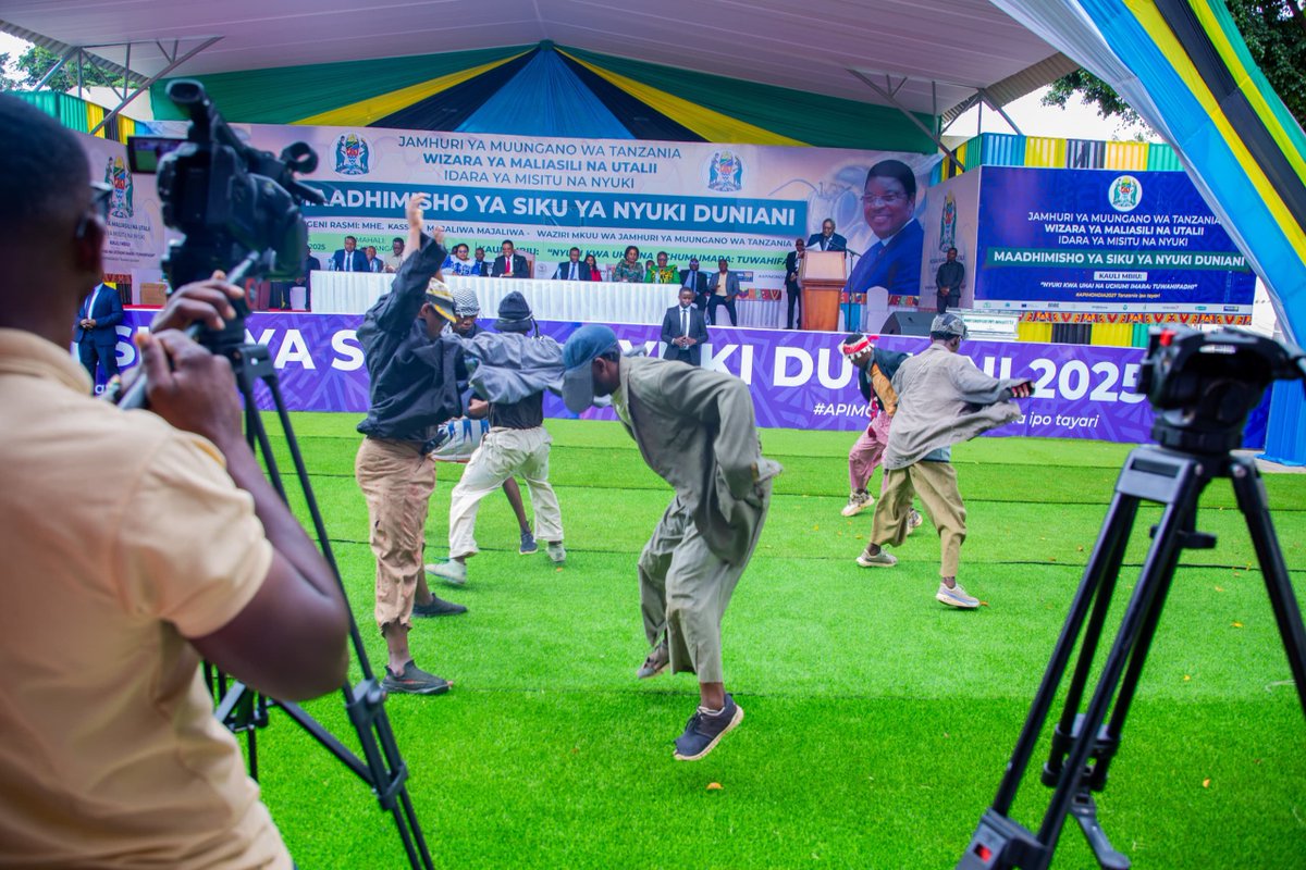 rutaraka's tweet photo. 📍Dodoma

Wadau wa Nyuki na wananchi mbalimbali kutoka mkoani Dodoma na mikoa ya jirani wakiwa viwanja vya Chinangali kwenye kilele cha Maadhimisho ya Siku ya Nyuki Duniani kwenye Viwanja vya Chinangali jijini Dodoma leo Mei 20,2025.

Mgeni Rasmi katika maadhimisho haya ni Waziri Mkuu wa Jamhuri ya Muungano wa Tanzania Mhe. Kassim Majaliwa Majaliwa.

📸 | W/Maliasili na Utalii