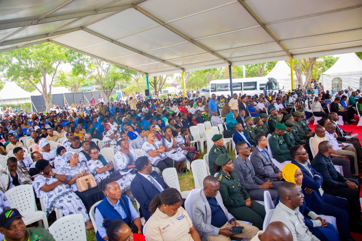 rutaraka's tweet photo. 📍Dodoma

Wadau wa Nyuki na wananchi mbalimbali kutoka mkoani Dodoma na mikoa ya jirani wakiwa viwanja vya Chinangali kwenye kilele cha Maadhimisho ya Siku ya Nyuki Duniani kwenye Viwanja vya Chinangali jijini Dodoma leo Mei 20,2025.

Mgeni Rasmi katika maadhimisho haya ni Waziri Mkuu wa Jamhuri ya Muungano wa Tanzania Mhe. Kassim Majaliwa Majaliwa.

📸 | W/Maliasili na Utalii