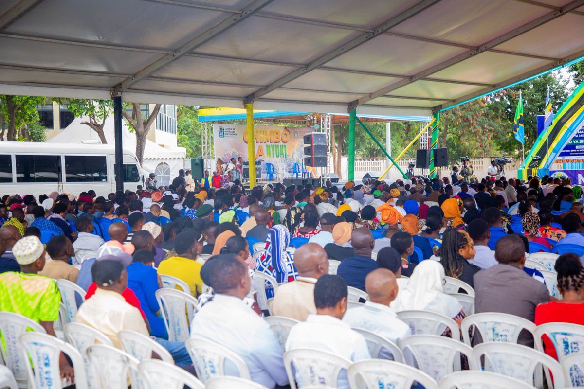 📍Dodoma

Wadau wa Nyuki na wananchi mbalimbali kutoka mkoani Dodoma na mikoa ya jirani wakiwa viwanja vya Chinangali kwenye kilele cha Maadhimisho ya Siku ya Nyuki Duniani kwenye Viwanja vya Chinangali jijini Dodoma leo Mei 20,2025.

Mgeni Rasmi katika maadhimisho haya ni Waziri