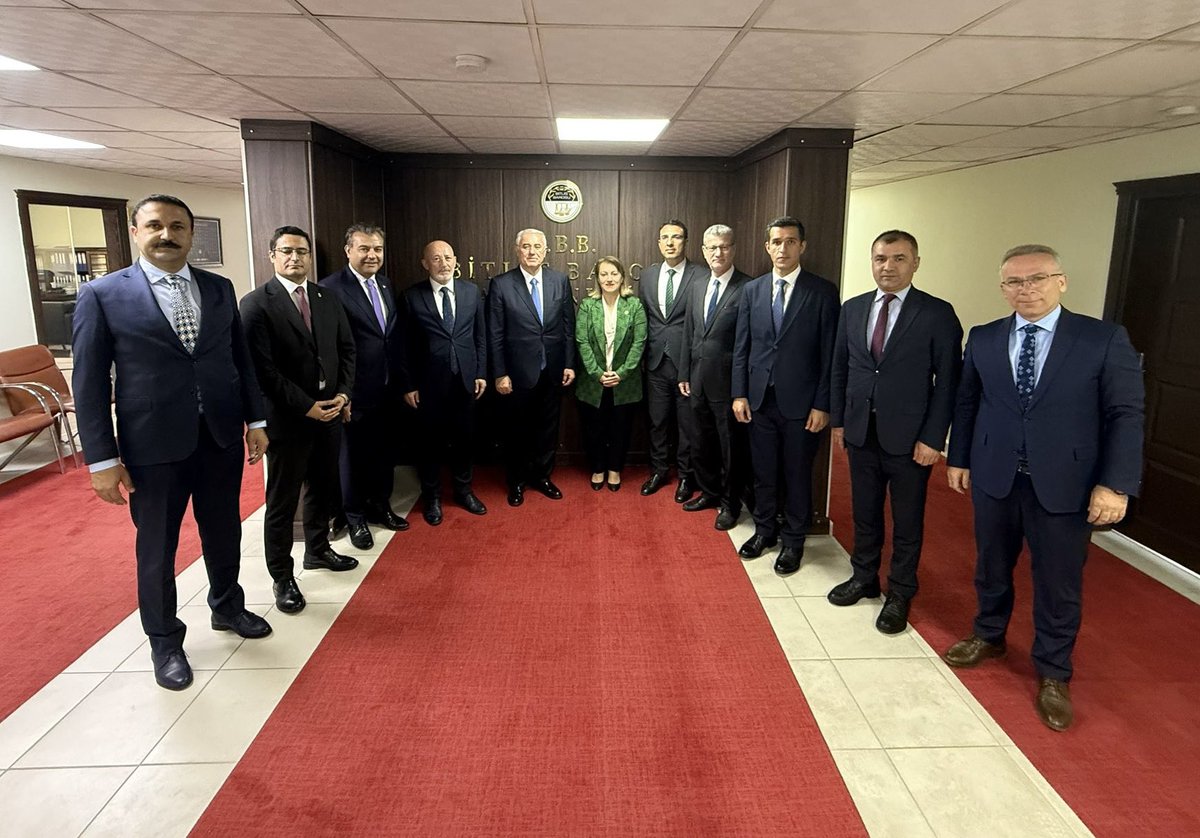 TRombudsman's tweet photo. 📍Bitlis

Kamu Başdenetçisi Sayın Mehmet Akarca ve Kamu Denetçiliği Kurumu heyeti, halkla buluşma programı kapsamında, Bitlis Barosu Başkanı Sayın Av. Gülhan Bayram Sekmen’i ziyaret etti.

@BitlisBarosu  @Gulhanbayram 
#MehmetAkarca #KDK https://t.co/W5iULDn8k5