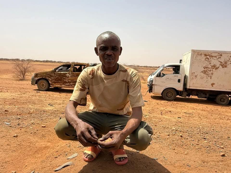 MoeAldirdeery's tweet photo. أحدث صورة للمدعو ابراهيم بقال وهو يودع بيته في صالحة ويودع ولاية الخرطوم وبداية طريق النزوح والمجهول !!

- أترك مُر أفعالهم للزمنِ  .. فكل ساقٍ سيُسقى بما سقّى . https://t.co/TvD6X3vwY2