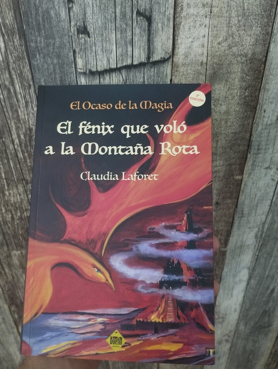 Ya llegó volando el fénix <a href="/MickeyIsPurple/">𝔖𝔦𝔯 𝔊𝔯𝔦𝔪𝔡𝔞𝔯k 🌋🐦‍🔥</a> y sólo con la primera página ya establece el tono con el que se va a ir desarrollando. No puedo esperar a devorarlo.