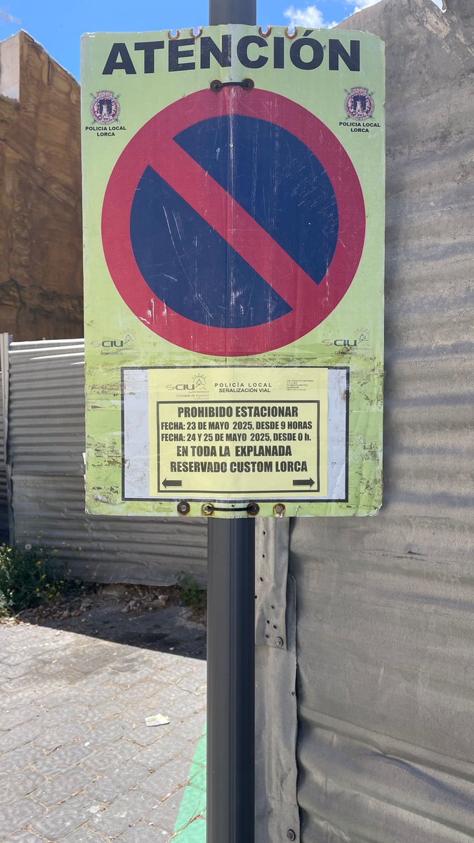 vidaljuani's tweet photo. Está pasando qué sin quitar el cartel de prohibido, van cambiando la pegatina con las fechas desde el 26/04 están puestos los carteles y el viernes algún pobre incautado será multado y se llevará el coche la grúa https://t.co/Ew3iWJFNYO