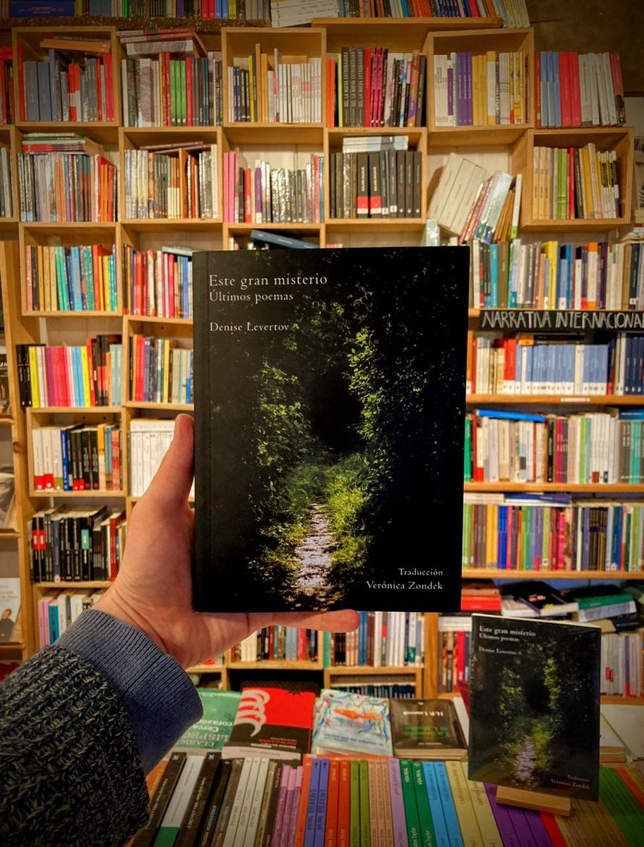 komorebiedicion's tweet photo. ⚡Este gran misterio: últimos poemas⚡de Denise Levertov, obra traducida por Verónica Zondek, ya está disponible en nuestra página web, en @La_Komuna, @BuscaLibros y las principales librerías del país ❤
No te quedes sin tu ejemplar.
#valdiviacl #levertov #estegranmisterio https://t.co/Y8FVzqSPXd