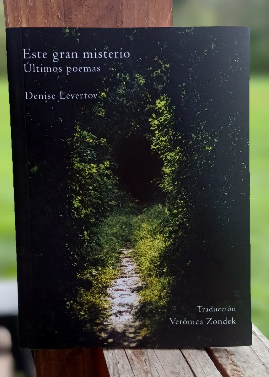 komorebiedicion's tweet photo. ⚡Este gran misterio: últimos poemas⚡de Denise Levertov, obra traducida por Verónica Zondek, ya está disponible en nuestra página web, en @La_Komuna, @BuscaLibros y las principales librerías del país ❤
No te quedes sin tu ejemplar.
#valdiviacl #levertov #estegranmisterio https://t.co/Y8FVzqSPXd