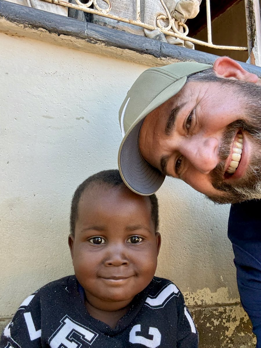 GregMuth's tweet photo. My new Botswanan buddy! https://t.co/YcvJ4OvkFe