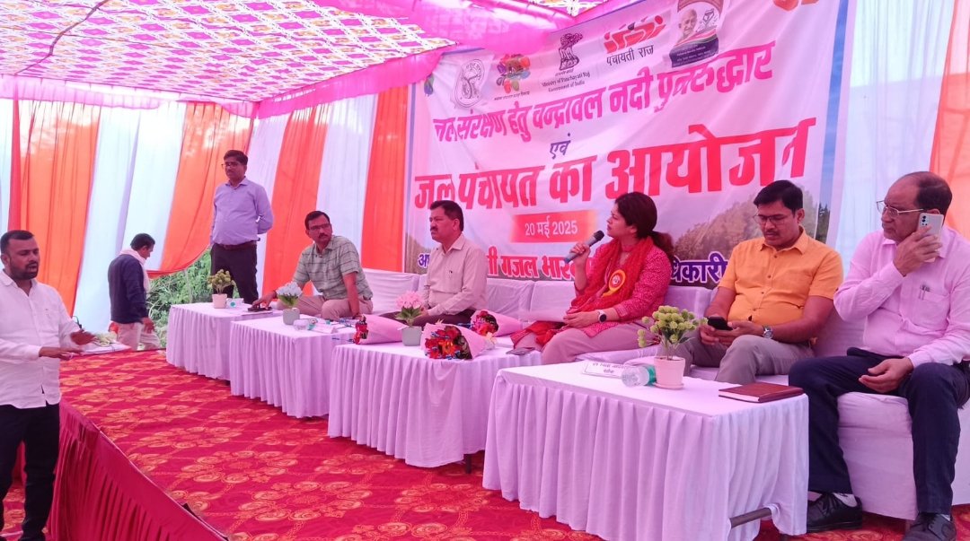 DMmahoba's tweet photo. जनपद में जल संचयन अभियान के अंतर्गत तालाब,कुआं,नहर व विलुप्त हुई 09 नदियों के पुनरुद्धार हेतु ग्रामों में जल पंचायत गोष्ठी का आयोजन कर,मनरेगा कन्वर्जेंस से खुदाई का कार्य कराया जा रहा है।इसी क्रम में ���ज ग्रा.चांदों में चंद्रावल नदी के पुनरुद्धार के कार्य का शुभारंभ कराया गया। https://t.co/RcC6zD7liB