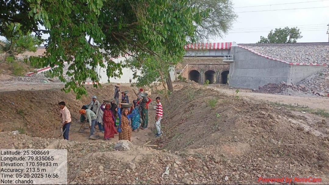 DMmahoba's tweet photo. जनपद में जल संचयन अभियान के अंतर्गत तालाब,कुआं,नहर व विलुप्त हुई 09 नदियों के पुनरुद्धार हेतु ग्रामों में जल पंचायत गोष्ठी का आयोजन कर,मनरेगा कन्वर्जेंस से खुदाई का कार्य कराया जा रहा है।इसी क्रम में ���ज ग्रा.चांदों में चंद्रावल नदी के पुनरुद्धार के कार्य का शुभारंभ कराया गया। https://t.co/RcC6zD7liB