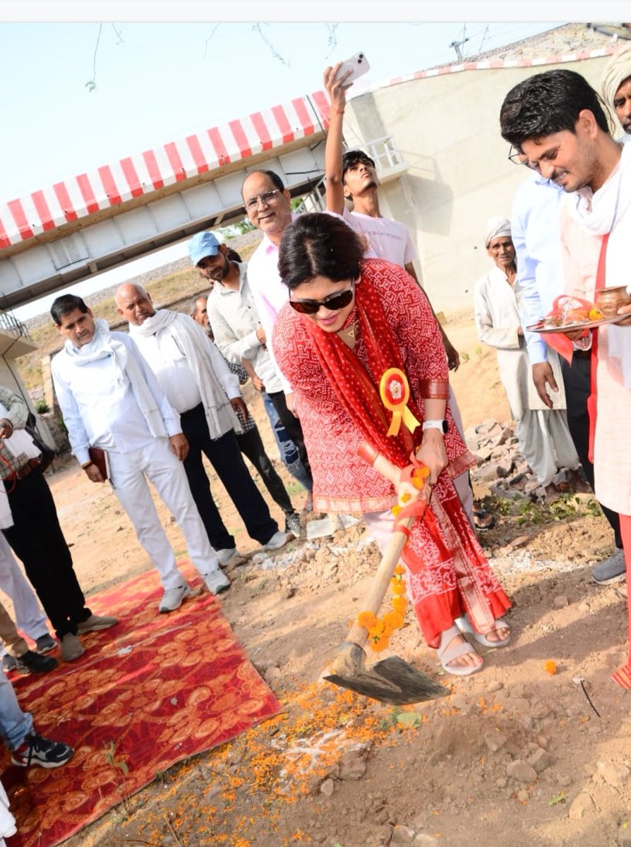 DMmahoba's tweet photo. जनपद में जल संचयन अभियान के अंतर्गत तालाब,कुआं,नहर व विलुप्त हुई 09 नदियों के पुनरुद्धार हेतु ग्रामों में जल पंचायत गोष्ठी का आयोजन कर,मनरेगा कन्वर्जेंस से खुदाई का कार्य कराया जा रहा है।इसी क्रम में ���ज ग्रा.चांदों में चंद्रावल नदी के पुनरुद्धार के कार्य का शुभारंभ कराया गया। https://t.co/RcC6zD7liB