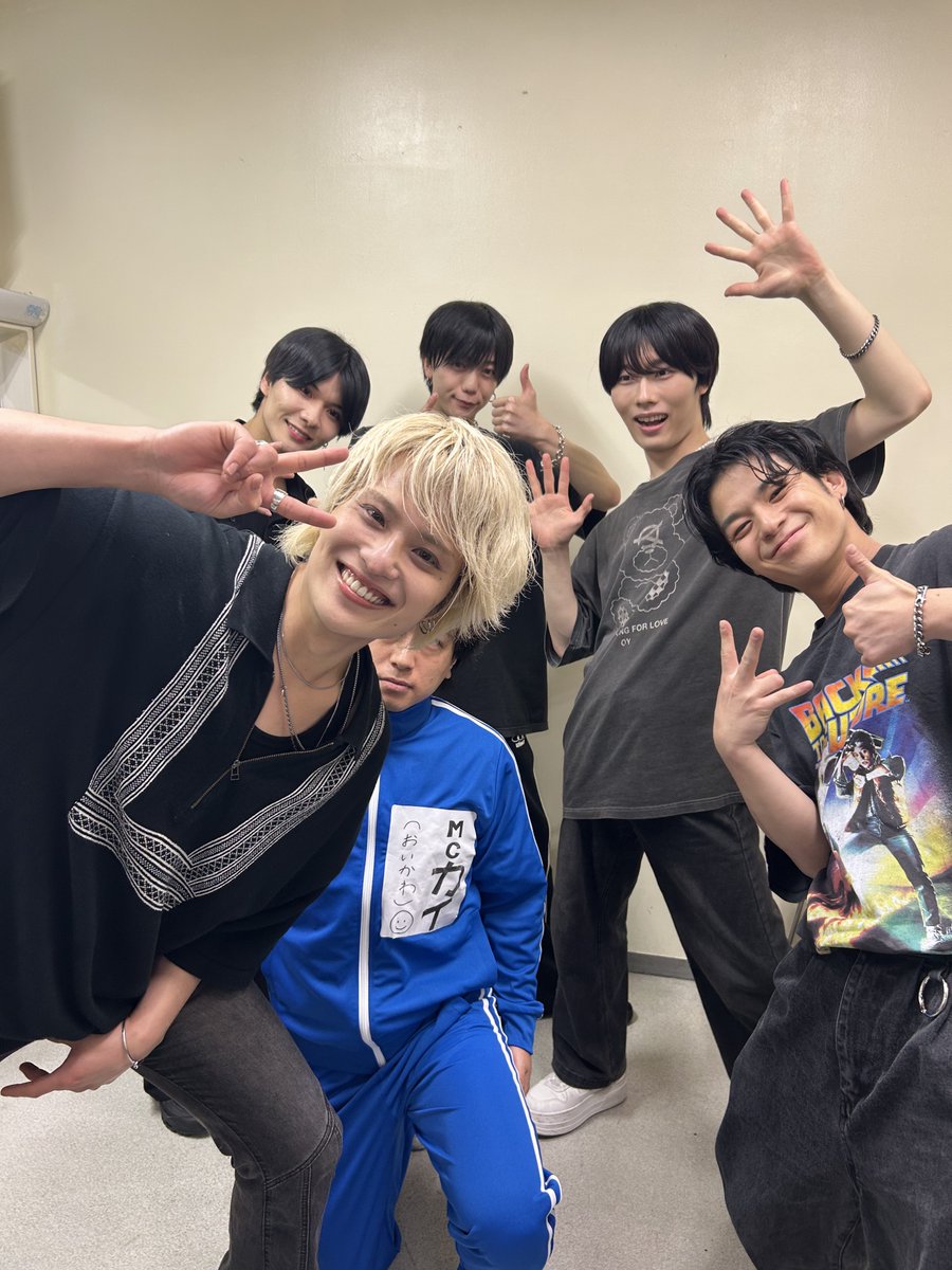 kai_newstyle's tweet photo. 本日はシンセレ💥💥

皆良いライブだったなぁ
俺も刺激もらえるなぁ

今日も
ありがとうございました😆！

MEY:DAY 今日もカイの名前で
滑ってたので全員ジャージ決定！！
(名前使ってくれてありがとう)

かずまとケイが
仲良くしてくれました🙋‍♂️📸 https://t.co/X46Ugx4yTV
