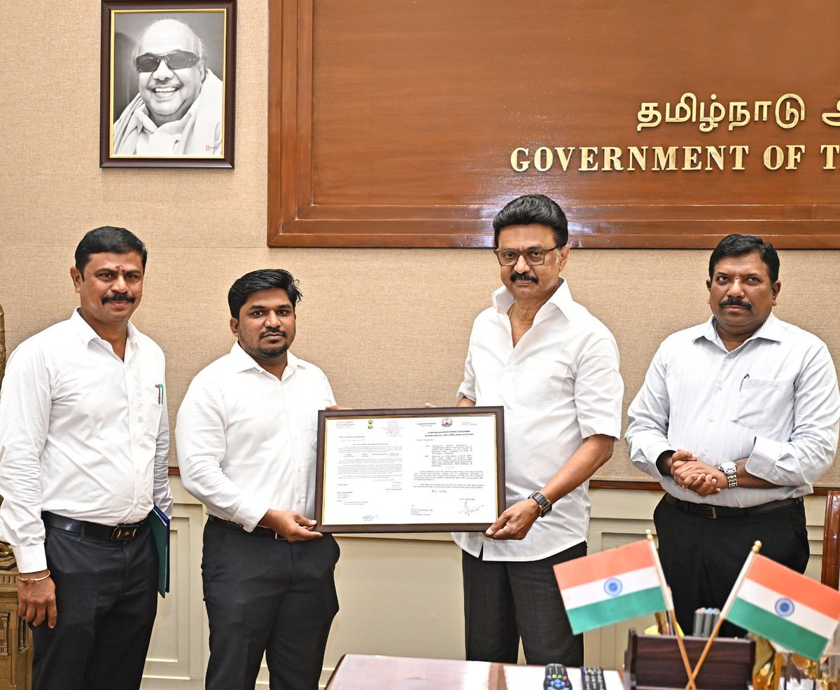 விருதுநகர் மாவட்ட ஆட்சி தலைவர் முனைவர் வீ.ப.ஜெயசீலன் இ.ஆ.ப., அவர்கள் மாண்புமிகு முதலமைச்சர் திரு. <a href="/mkstalin/">M.K.Stalin</a> அவர்களை சந்தித்து, முன்னேற விழையும் மாவட்டங்களில் இந்திய அளவில் சுகாதாரம் மற்றும் ஊட்டச்சத்து முன்னேற்றத்தில் சிறப்பாக செயல்பட்டதற்காக விருதுநகர் மாவட்டத்திற்கு இந்திய