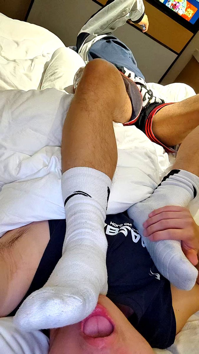 520小狗抱着爹的脚在啃