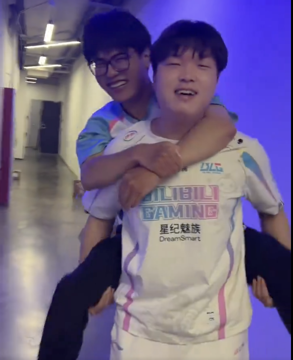 w926723w's tweet photo. - bin's #1 fanboy but he's actually a few months older than bin
- self-proclaimed kk's princess and nobody's master but has clarified that they are #normalfriends #nohomo
- according to himself quite a good cook
- easily embarrassed by compliments and would prefer to be scolded https://t.co/zGqGc6XtDq