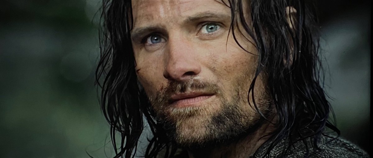 lotrolog's tweet photo. Şimdi üçü için karar verme zamanıydı. Aragorn, izcilik yeteneklerine de dayanarak, Sam’in Frodo’yu yalnız bırakmadığını anladı. Frodo kimseyi Mordor’a kadar peşinde sürüklemek istemiyordu. Onun bir şeyden kaçtığını söyledi ama Boromir’in yaptıklarından uzun süre bahsetmedi. https://t.co/DQUVntZitd