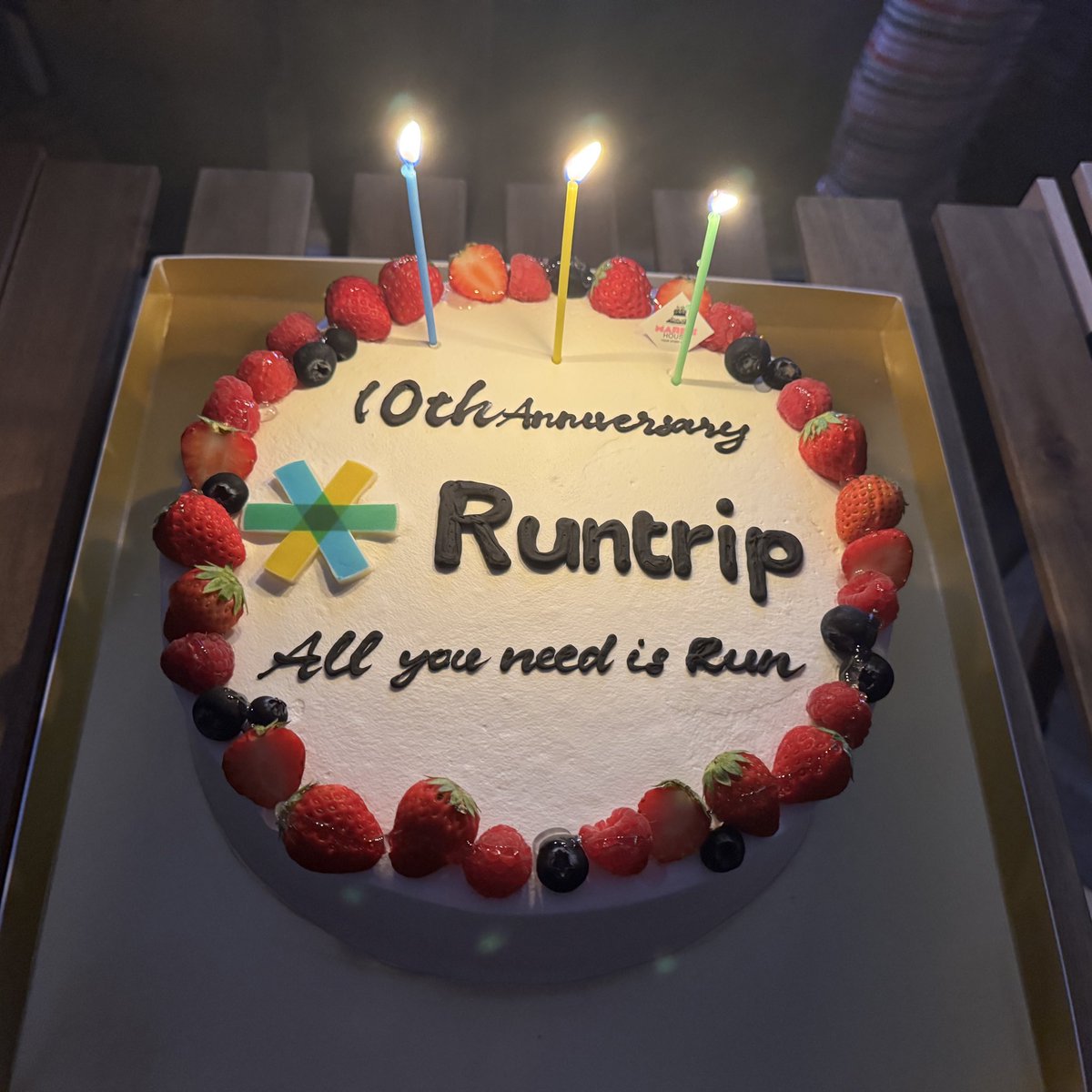 eiichiro_'s tweet photo. どうしても一言では言い表せなくてSNSに投稿できずにいたけれど、先日Runtripは10周年を迎えました！

「運と、縁と、ラン」を大切にしていたら、こんな私でもなんとか10年目にたどり着くことができました。

10年も続けられてよかった！よりも、10年かけてやっとここか、という感情の方が強いけれど、今くらいは立ち止まって、10年続けた自分を少しだけ褒めたいと思います。

ファイナンスも、マネジメントも、アプリ開発も、ウェブ制作も、労務も、モノづくりも、編集も撮影もライティングもSEOも、何から何まで未経験でスマートな経営とは程遠い歩みだったけれど、とにかく「やめなかった」ことだけは誇れるかなと思います。

今は本当に最高すぎる仲間とともに働けていて、素晴らしすぎるステークホルダーやパートナーの皆さんに支えてもらえていて、日本の隅々まで素敵すぎるランナーの皆さんに使っていただけるサービスになれたことが幸せです。

まだまだ乗り越えなければならない壁がありますが、そんなものは通過点として11年目も駆け抜けます。