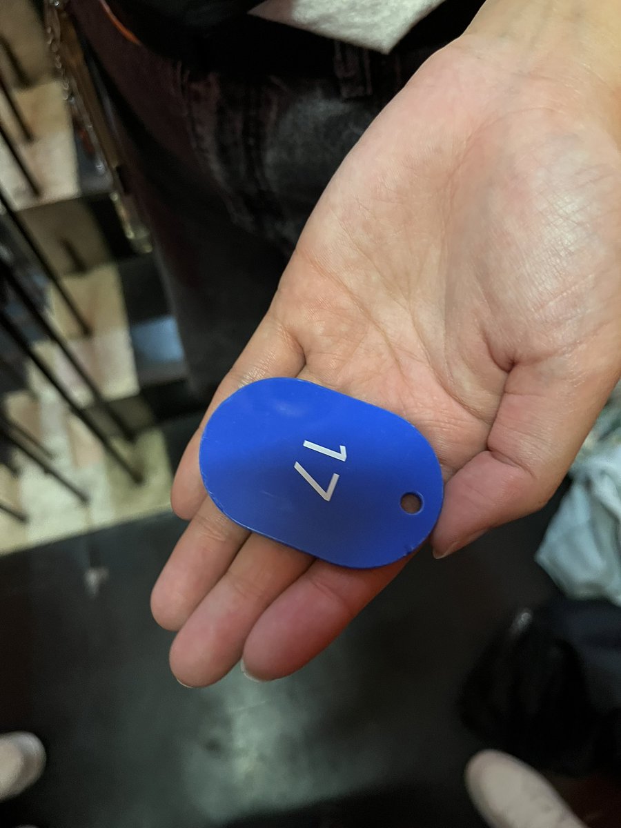 ダブルミントフレーバー8でございました！
お客様あたたかく、素敵ライブでございました!
小林の声変わりはいつ終わるのか…
応援してくださる方からオリジナルグッズをいただきました!なんてことだ!

これは帰ったのにお財布取りに戻ってきたトビーさん。あってよかった〜…
ニトリの番号札を添えて。