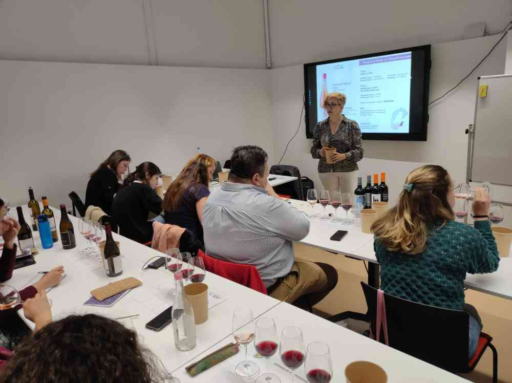 Ajuntament de Vilafranca del Penedès (@vilafrancaaj) on Twitter photo 🍷El Diploma Interuniversitari en Gestió d’Empreses Vitivinícoles presenta novetats: la major part del curs es farà online amb tastos presencials
🧑🎓Està impartit per la <a href="/fundacioURV/">Fundació URV</a>, la <a href="/winebschool/">Wine Business School</a> i la <a href="/uvic_ucc/">UVic-UCC</a>
➕info: vlf.cat/diploma0525
#Vilafranca #capitaldelvi 🍷El Diploma Interuniversitari en Gestió d’Empreses Vitivinícoles presenta novetats: la major part del curs es farà online amb tastos presencials
🧑🎓Està impartit per la <a href="/fundacioURV/">Fundació URV</a>, la <a href="/winebschool/">Wine Business School</a> i la <a href="/uvic_ucc/">UVic-UCC</a>
➕info: vlf.cat/diploma0525
#Vilafranca #capitaldelvi