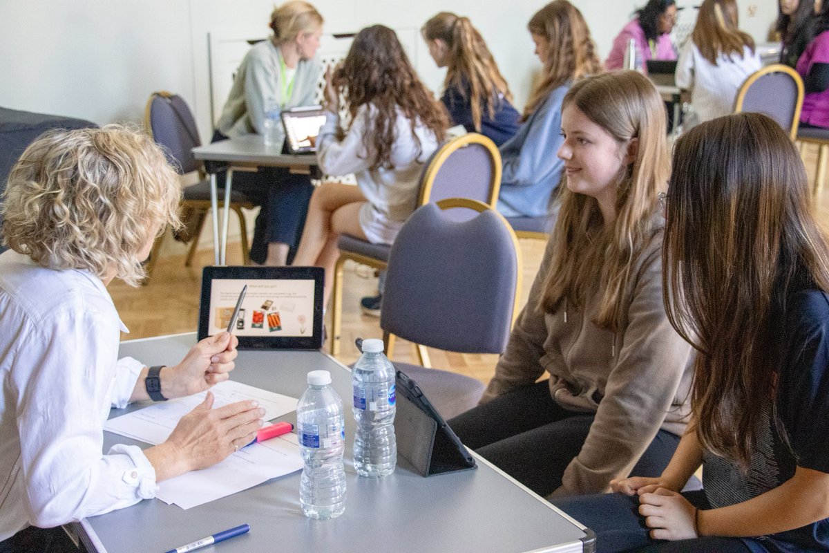 BGS_Geography's tweet image. Year 9 spent last Friday morning pitching their Sustainable food solutions to a panel of judges. The judges were impressed with the creativity and effort on display. #ResourceManagement #sustainability #BGSCommunity #BGSGeography #BGSYear9 #BGSBold