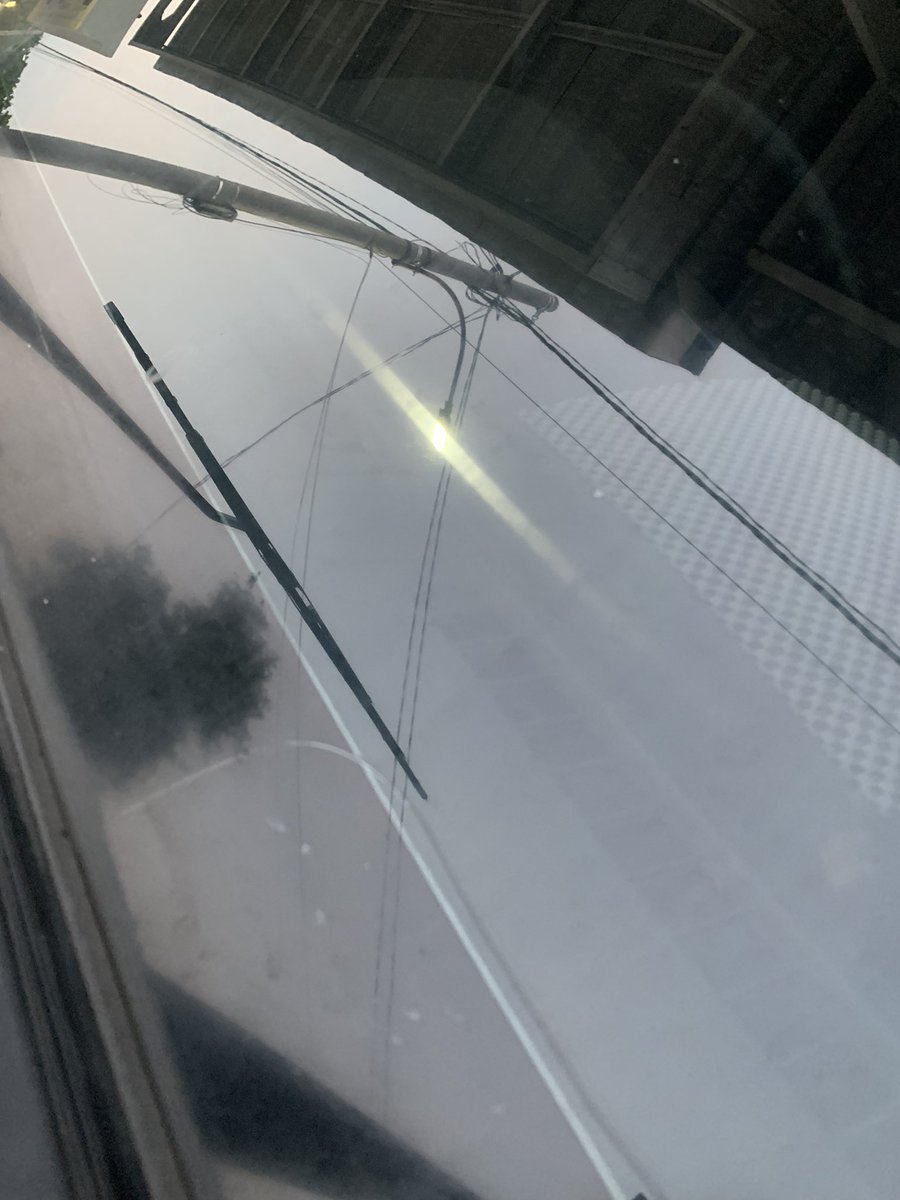 hudapryg's tweet photo. Hidup lagi lumayan-lumayannya ditambah kaca mobil depan retak tiba-tiba 😊 https://t.co/OLI8CBOyMd