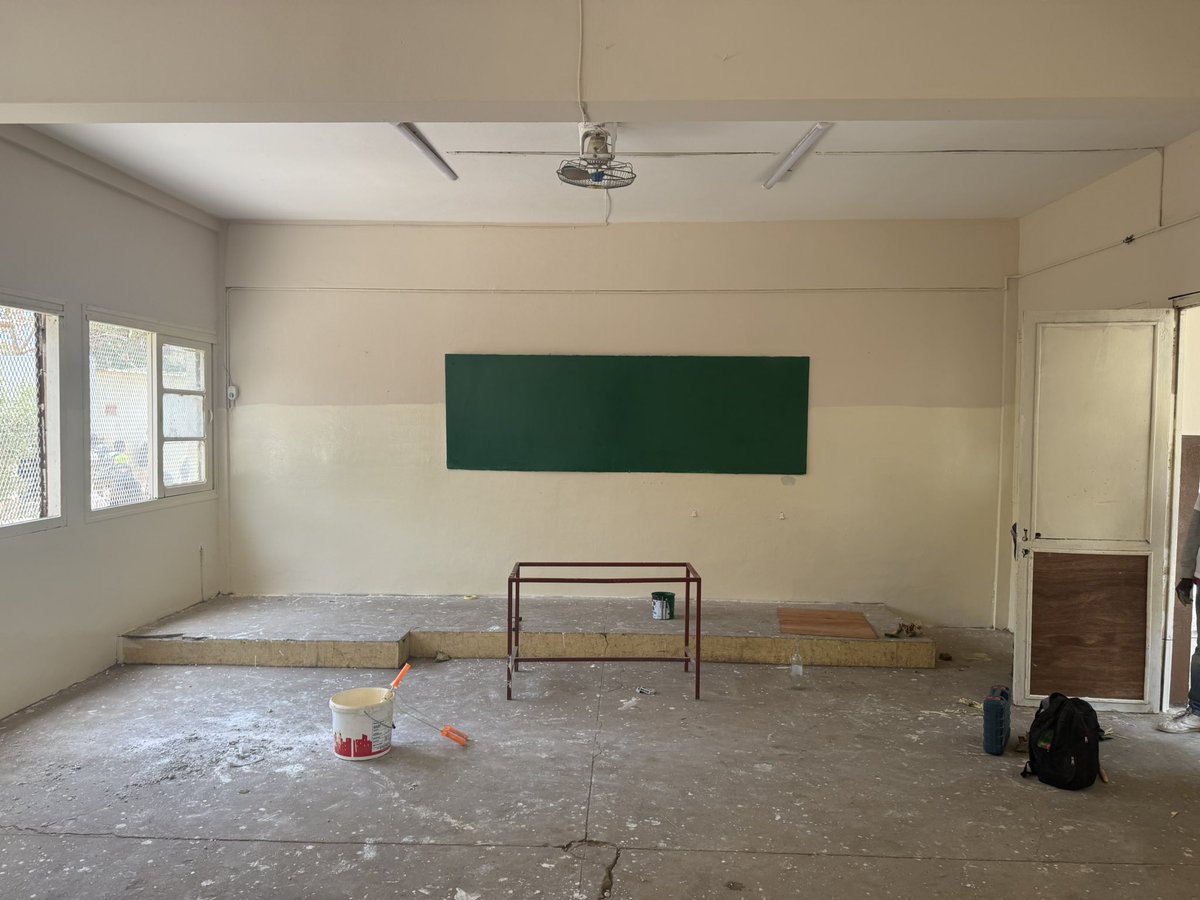 Niintche's tweet photo. Mission accomplie 🇸🇳💪🏽
Lycée Seydou Nourou Tall ☑️ 
5classe rénovées 
412 tables bancs réparés 
Électricité ☑️ 
La citoyenneté en bandoulière 😎
#Deurkiss https://t.co/4Vr56ZZNHA