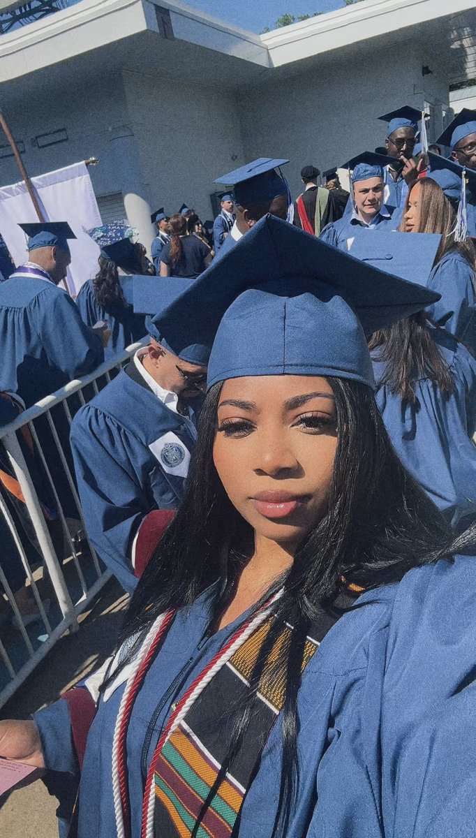 _chonnyy's tweet photo. Big Grad. Big Honors. Masters Mami 🎓 https://t.co/BfMvpC5uq1