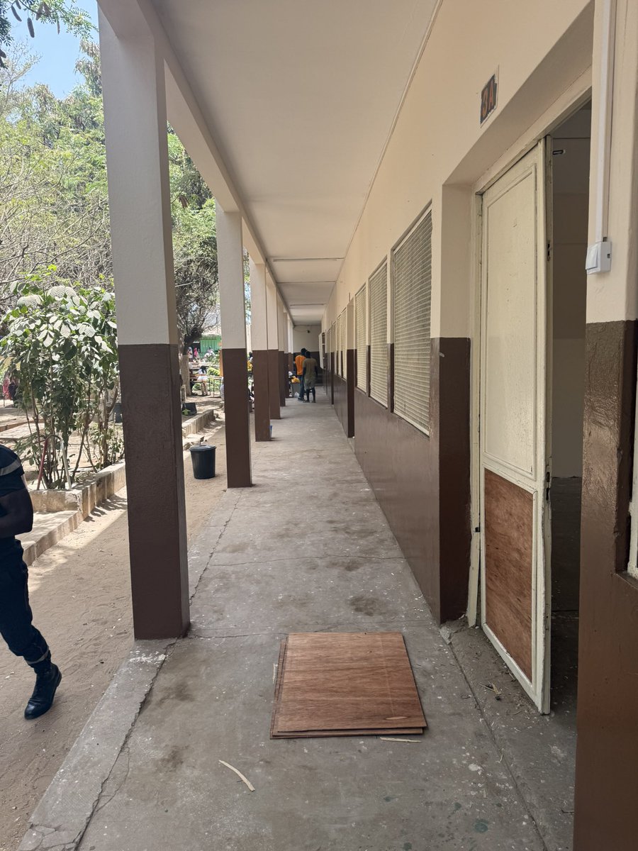 Niintche's tweet photo. Mission accomplie 🇸🇳💪🏽
Lycée Seydou Nourou Tall ☑️ 
5classe rénovées 
412 tables bancs réparés 
Électricité ☑️ 
La citoyenneté en bandoulière 😎
#Deurkiss https://t.co/4Vr56ZZNHA