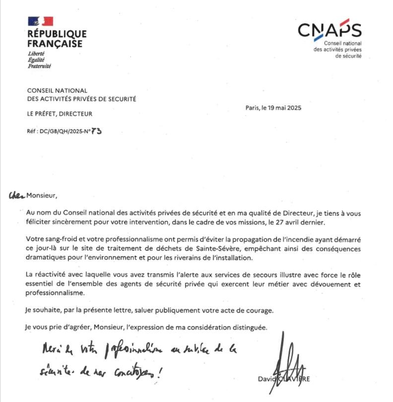 Le directeur du CNAPS, le préfet David Clavière salue  l’engagement de l’agent de sécurité dont la réactivité a  permis d'endiguer l'incendie d'un centre de traitement des déchets le 27 avril dernier, à Sainte-Sévère (Charente).