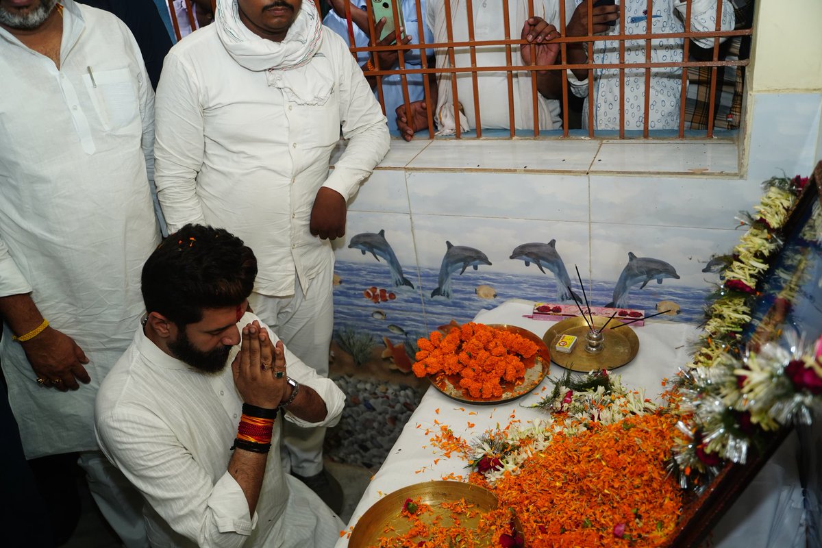 LJP4India's tweet photo. आज नवादा में राष्ट्रीय अध्यक्ष सह केंद्रीय मंत्री आदरणीय श्री @iChiragPaswan जी ने शहीद मनीष कुमार जी के शोकाकुल परिजनों से मुलाकात कर अपनी संवेदनाएं व्यक्त की। इस दौरान माननीय सांसद श्री @Rajeshverma_LJP जी भी उपस्थित थे। https://t.co/CStiHbmuzJ