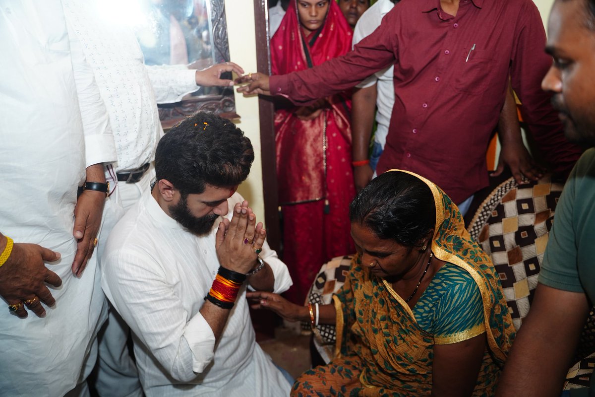LJP4India's tweet photo. आज नवादा में राष्ट्रीय अध्यक्ष सह केंद्रीय मंत्री आदरणीय श्री @iChiragPaswan जी ने शहीद मनीष कुमार जी के शोकाकुल परिजनों से मुलाकात कर अपनी संवेदनाएं व्यक्त की। इस दौरान माननीय सांसद श्री @Rajeshverma_LJP जी भी उपस्थित थे। https://t.co/CStiHbmuzJ