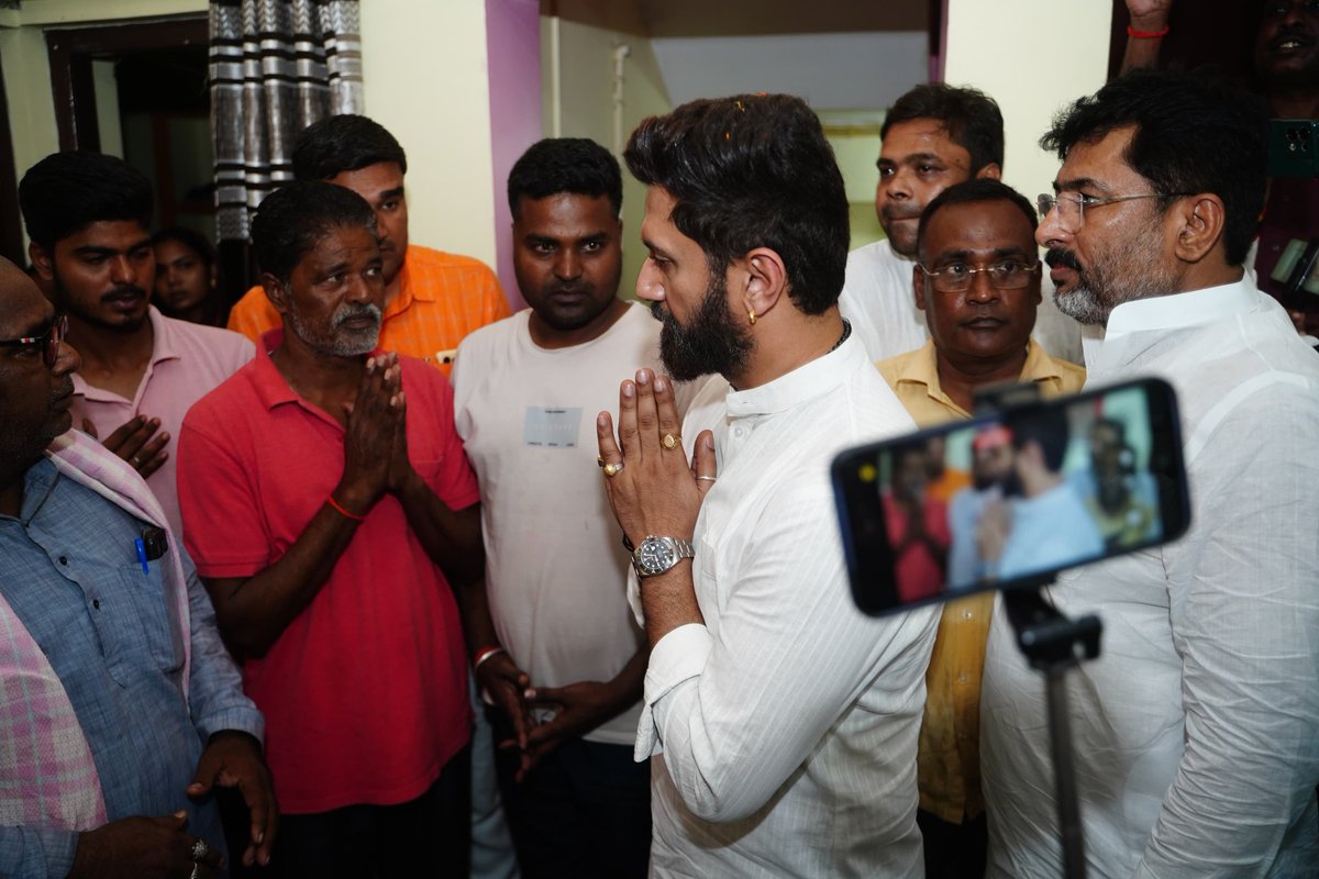 LJP4India's tweet photo. आज नवादा में राष्ट्रीय अध्यक्ष सह केंद्रीय मंत्री आदरणीय श्री @iChiragPaswan जी ने शहीद मनीष कुमार जी के शोकाकुल परिजनों से मुलाकात कर अपनी संवेदनाएं व्यक्त की। इस दौरान माननीय सांसद श्री @Rajeshverma_LJP जी भी उपस्थित थे। https://t.co/CStiHbmuzJ