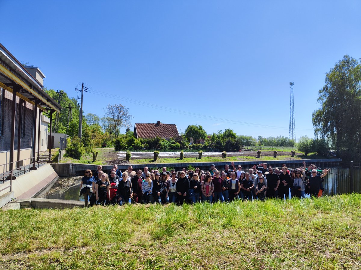 RZGW w Gdańsku (@rzgwgdansk) on Twitter photo Dziś, podczas wizyty szkoleniowej,👥goście z <a href="/GdanskWfos/">WFOŚiGW w Gdańsku</a> odwiedzili Stację Pomp Chłodniewo.
Kierownik Nadzoru Wodnego w Malborku opowiedział im historię stacji pomp, polderu Chłodniewo oraz całych Żuław🌾, które funkcjonują dzięki obiektom melioracyjnym i przeciwpowodziowym🌊. Dziś, podczas wizyty szkoleniowej,👥goście z <a href="/GdanskWfos/">WFOŚiGW w Gdańsku</a> odwiedzili Stację Pomp Chłodniewo.
Kierownik Nadzoru Wodnego w Malborku opowiedział im historię stacji pomp, polderu Chłodniewo oraz całych Żuław🌾, które funkcjonują dzięki obiektom melioracyjnym i przeciwpowodziowym🌊.