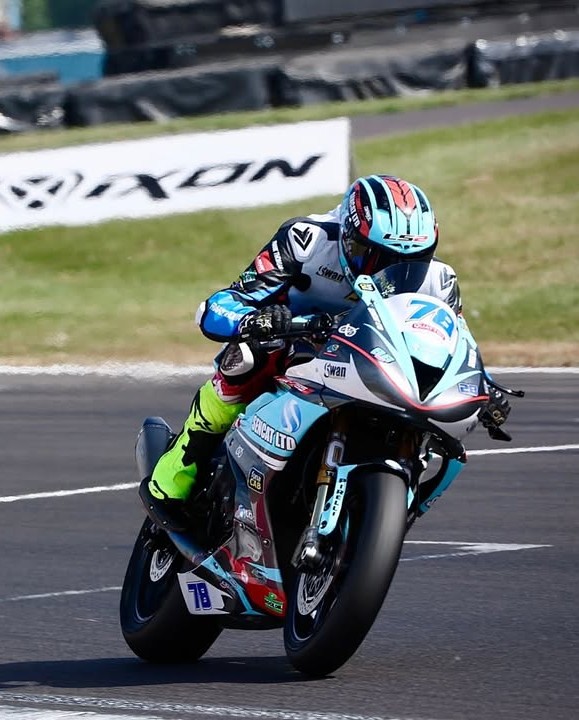 js_accessories's tweet image. Boxed in at Turn 1? No matter. Freddie Barnes fought back at Donington in the Supersport class—P19 in the Sprint, P27 in the Feature. Grit, heart &amp;amp; respect for Owen and Shane ❤️

@in_competition  @js_accessories

#BritishSuperstock #BSB #FrankThomasMoto #Frank_Thomas_Clothing
