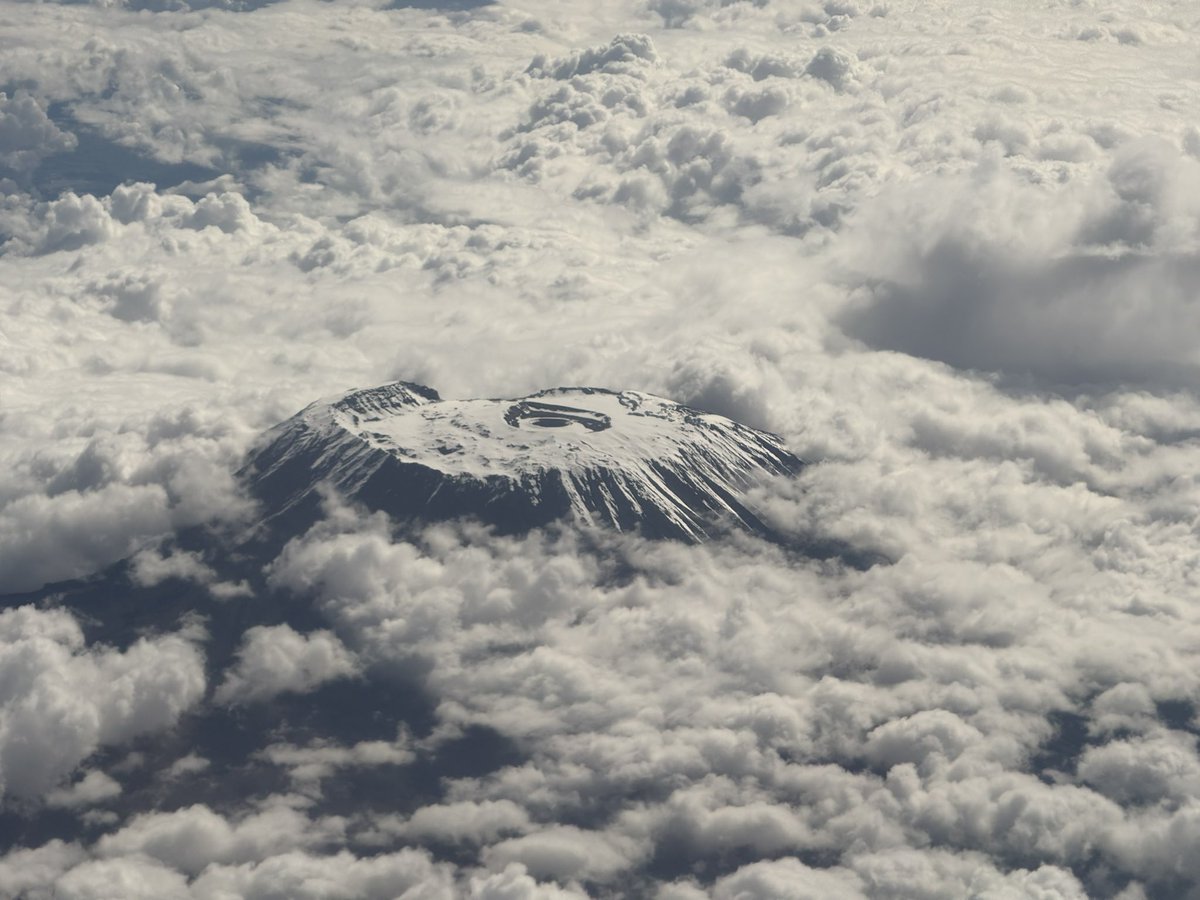 zittokabwe's tweet photo. Juzi mchana nilipita juu ya anga la Tanzania na kupata picha nzuri sana za Mlima Kilimanjaro kutoka kwenye dirisha la ndege. https://t.co/Rif1pF7l1d