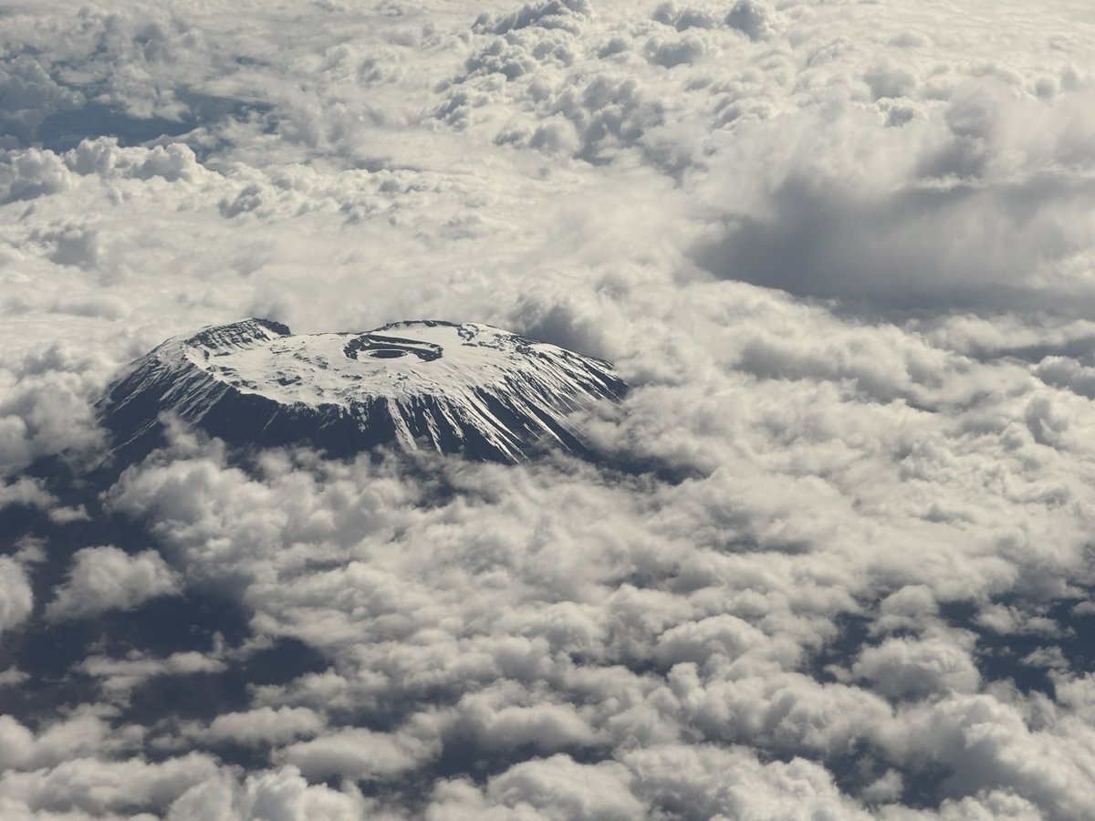 zittokabwe's tweet photo. Juzi mchana nilipita juu ya anga la Tanzania na kupata picha nzuri sana za Mlima Kilimanjaro kutoka kwenye dirisha la ndege. https://t.co/Rif1pF7l1d