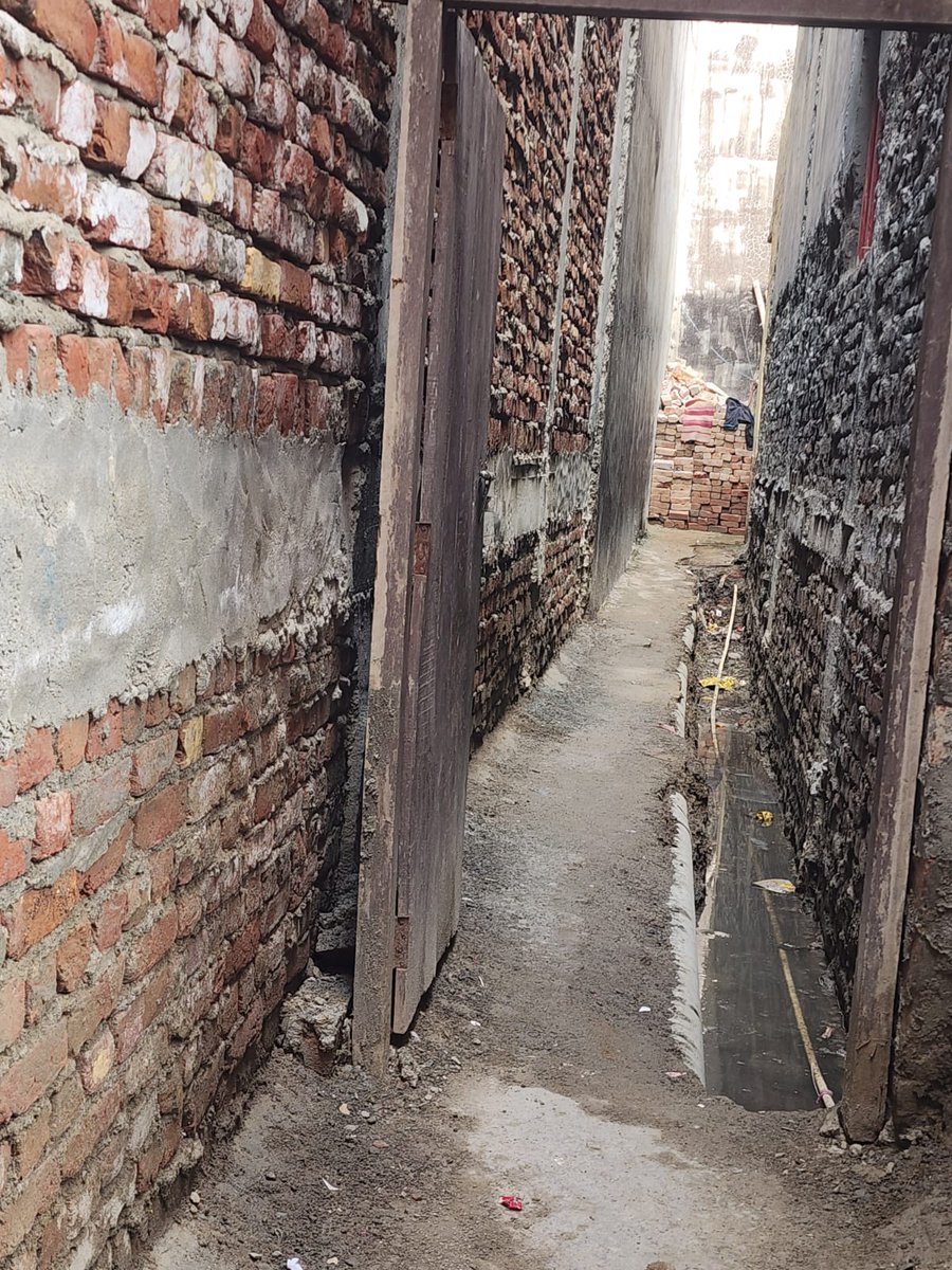 BkukrantiIND's tweet photo. गली नोएडा अथॉरिटी द्वारा बनाई गई एवं कुछ लोगों ने उसे पर दरवाजा लगा दिया कंप्लेंट करता के मकान में हिलटी से सुराक कर पानी मकान की नींद में जा रहा है जिससे कि मकान कभी भी गिर सकता है।
नोएडा पुलिस से निवेदन है कृपया वह भी संग्रहालय दोनों पक्षों में झगड़ा होने की संभावना बनी हुई है। https://t.co/xdp75IXA5b